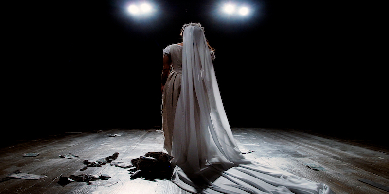 In Koreja on stage Marta Cuscunà SIMPLICITY DECEIVED satire for actress and puppets on the luxury of being women